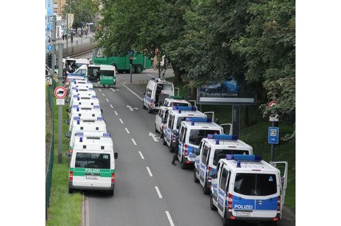 Polizeifahrzeuge an der Malinckrodtstraße in Dortmund.