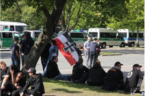 Teilnehmer der Nazi-Demo am Dortmunder Hafen.