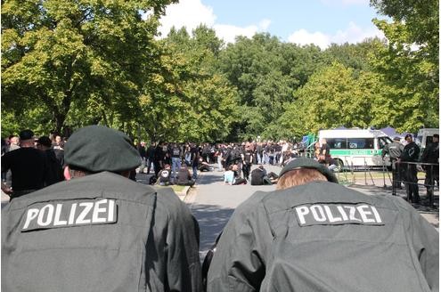 Polizi bei der Nazi-Demo am Dortmunder Hafen.