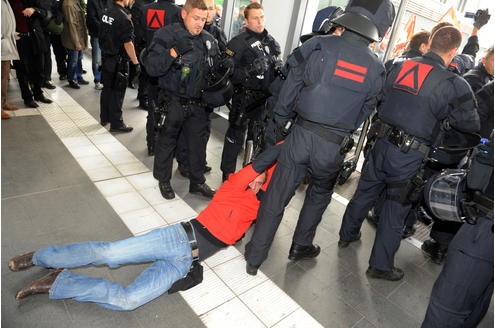 Polizeieinsatz bei einer der zahlreichen Gegendemonstrationen. Foto: Franz Luthe