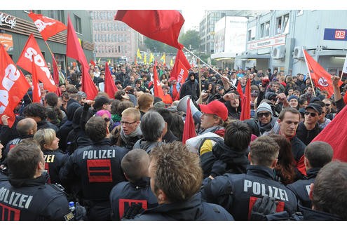 Polizeieinsatz bei einer der zahlreichen Gegendemonstrationen. Foto: Franz Luthe
