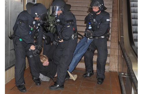 Polizeieinsatz bei einer der zahlreichen Gegendemonstrationen. Foto: Franz Luthe