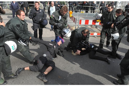 Polizeieinsatz bei einer der zahlreichen Gegendemonstrationen. Foto: Franz Luthe