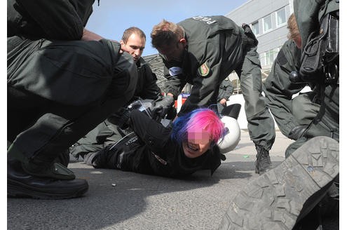 Polizeieinsatz bei einer der zahlreichen Gegendemonstrationen. Foto: Franz Luthe