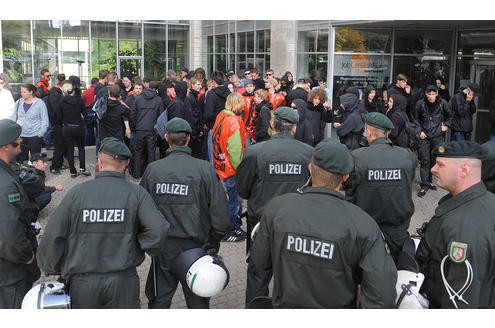 Polizeieinsatz bei einer der zahlreichen Gegendemonstrationen. Foto: Franz Luthe