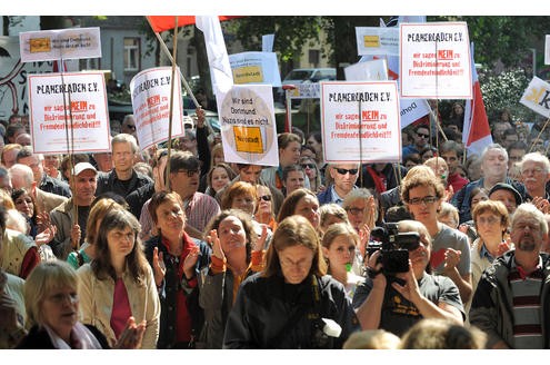 Gegendemonstration am Nordmarkt. Unter anderem mit Grünen-Chefin Claudia Roth und Dortmunds OB Ullrich Sierau.