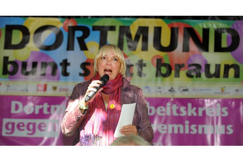 Gegendemonstration am Nordmarkt. Unter anderem mit Grünen-Chefin Claudia Roth und Dortmunds OB Ullrich Sierau.