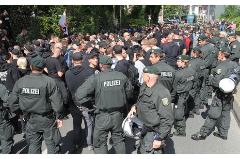 Polizeieinsatz bei der Demonstration der Neo-Nazis. Foto: Franz Luthe