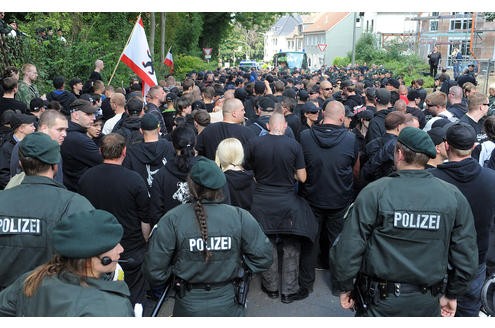 Polizeieinsatz bei der Demonstration der Neo-Nazis. Foto: Franz Luthe