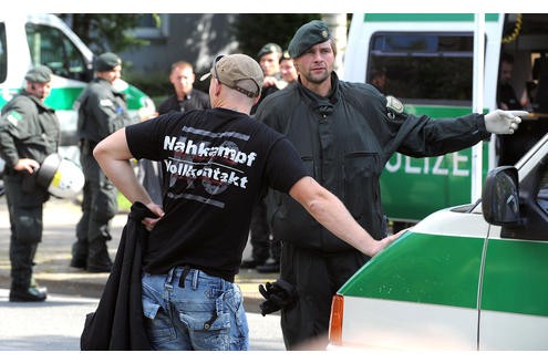 Polizeieinsatz bei der Demonstration der Neo-Nazis. Foto: Franz Luthe