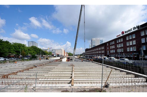 Ende August/Anfang September 2010 wurden 128 Teile mit einem Gesamtgewicht von etwa 25 Tonnen auf die Wände links und rechts der Fahrbahn aufgelegt. 