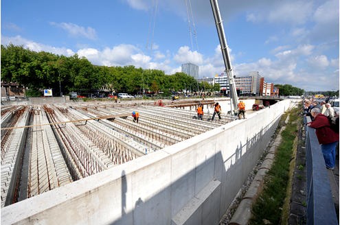 Ende August/Anfang September 2010 wurden 128 Teile mit einem Gesamtgewicht von etwa 25 Tonnen auf die Wände links und rechts der Fahrbahn aufgelegt.