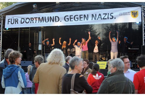 Friedensfest der Gegendemonstration auf dem Wilhelmsplatz in Dorstfeld.