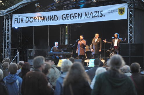 Friedensfest der Gegendemonstration auf dem Wilhelmsplatz in Dorstfeld. Die German Tenors gehörten zum Kulturprogramm.