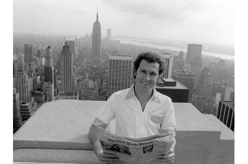 Franz Beckenbauer liest vor der Skyline des Big Apple.