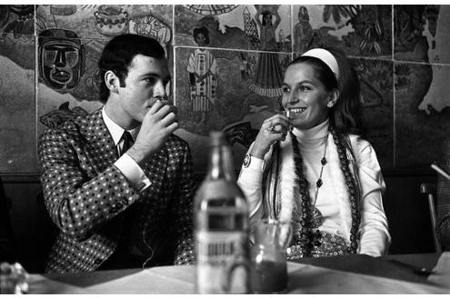 Franz Beckenbauer probiert mit seiner Ehefrau Brigitte in einem mexikanischen Restaurant einen Tequila.