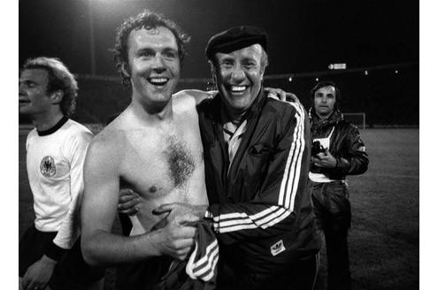 Bundestrainer Helmut Schön (re.), Franz Beckenbauer (Mitte) und Uli Hoeneß (alle BR Deutschland) - Schlußjubel nach dem Finaleinzug bei der EM 1976.