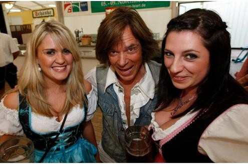 Wo zünftig gefeiert wird, darf er nicht fehlen: Jürgen Drews beglückte zwei Mädels im Dirndl mit einem gemeinsamen Foto.