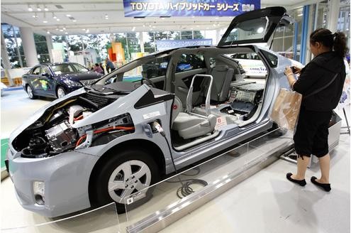 ...kann der Opel Ampera mit dem Akku bereits fahren. Dann muss er wieder aufgeladen werden. Doch ganz vorne sind bei der so genannten Plug-In-Technik mit superleichten Batterien wieder einmal die Asiaten mit ihrem Toyota Prius.