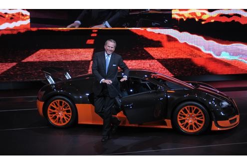 Präsentiert werden also auch Schlitten wie der Bugatti Super Sport, vor dem Bugatti-Präsident Franz-Josef Paefgen hier posiert.