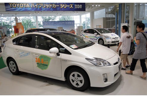... noch für ihre Pläne belächelt. Heute bereiten vor allem die verschiedenen Toyota Prius-Modelle der Konkurrenz Kopfzerbrechen. Mit CO2-Emissionen ab 89 Gramm pro Kilometer und einem Verbrauch von 3,9 Litern auf 100 Kilometern ist auch dieser neue Prius umweltverträglich.