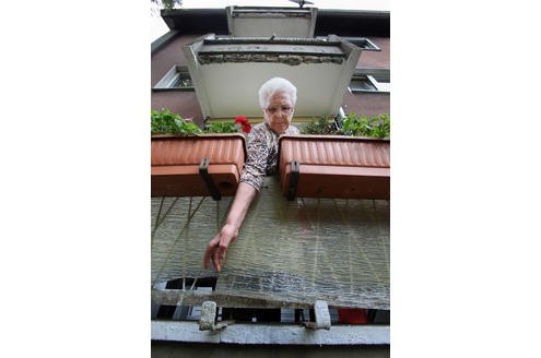 Immobilienfonds kaufen Wohnungen, die sie aber nicht genügend pflegen. Wie im Fall der Siedlung Jungferntahl in Dortmund-Rahm. Mieterin Frieda Weiss beklagt beispielsweise Schäden an Balkon und und Hauswänden.