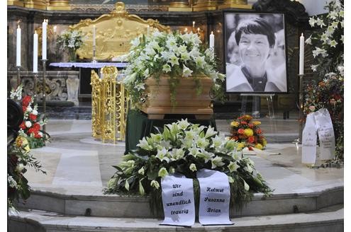 Der Sarg mit der verstorbenen Loki Schmidt steht in Hamburg vor Beginn der Trauerfeier in der Hauptkirche Sankt Michaelis neben Kerzen und einem Foto der Verstorbenen.