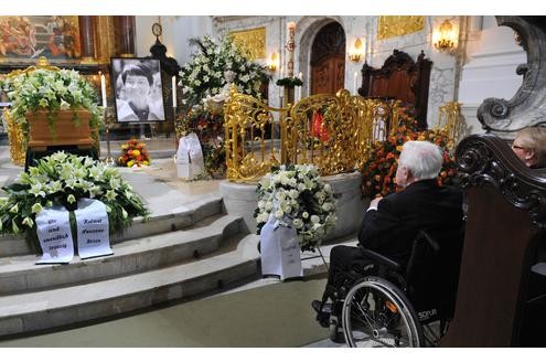 Ex-Kanzler Helmut Schmidt sitzt im Rollstuhl während der Trauerfeier für seine Ehefrau Loki im Hamburger Michel.