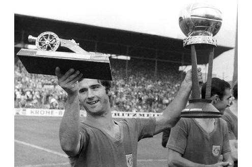 Gerd Müller mit der Torjägerkanone, die er abonniert hatte und mit dem Pokal für den Fußballer des Jahres 1968. Zahlreiche Pokale und Meisterschaften sollten folgen: