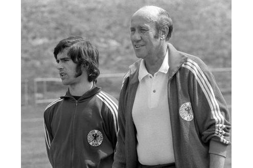 Der frühere Bundestrainer Helmut Schön mit seinem verlässlichsten Schützen.