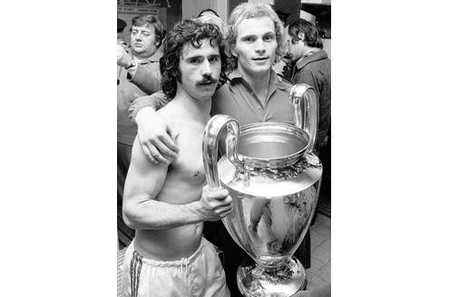Gerd Müller (Bayern) und Teamkollege Uli Hoeneß (re.) mit dem Europapokal der Landesmeister, Saison 1973/1974.