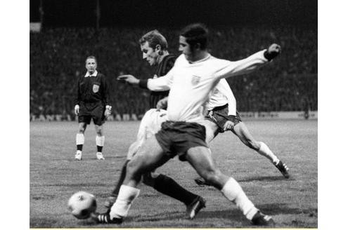 Gerd Müller feierte mit seinem Verein bayern München zahllose nationale und internationale Erfolge. Hier im Spiel gegen Giovanni Trapattoni (AC Mailand)im Europapokal der Pokalsieger 1967/1968.