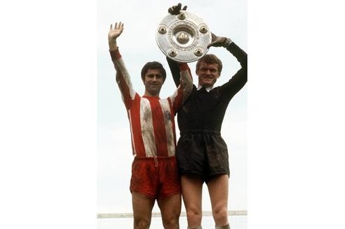 Gerd Müller (li.) und Torwart Sepp Maier mit der Meisterschale in der Saison 1968/1969.