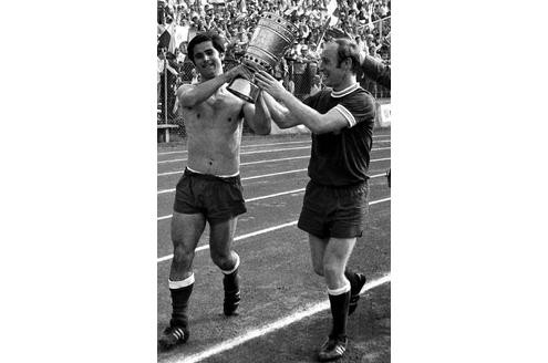 Gerd Müller (li.) und Dieter Brenninger mit dem Pott auf der Ehrenrunde - der FC Bayern München wurde Pokalsieger 1969.