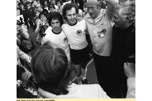 Nach der Europameisterschaft folgte 1974 der größte Triumph der deutschen mannschaft. Hier: Co-Trainer Jupp Derwall, Bundestrainer Helmut Schön, Franz Beckenbauer und Gerd Müller.