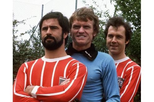 1976 - Legenden unter sich: Der Bomber, die Katze und der Kaiser, v.li.: Gerd Müller, Torwart Sepp Maier und Franz Beckenbauer.