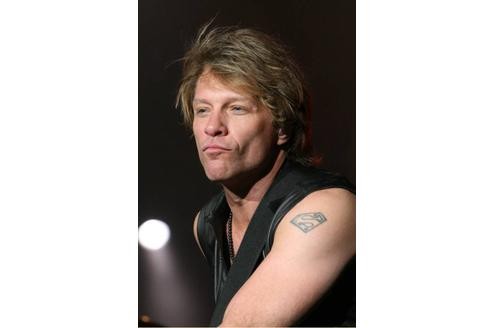 ... Jon Bon Jovi auch getan. Der Mann aus dem US-Staat New Jersey ist aber selbstverständlich als Rockstar...
