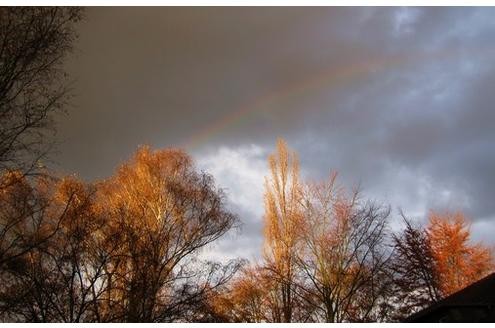 Trotz der dunklen Wolken kann man hier bei genauem hinsehen den wunderschönen Regenbogen erkennen. Bild: pummelow1973