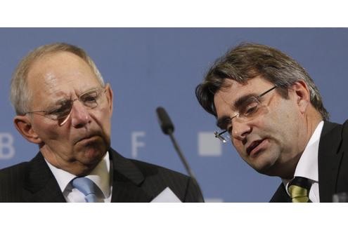 Ein Eklat handelte Schäuble erneute Kritik ein: Am 4. November 2010 kritisierte und verspottete er seinen Sprecher Michael Offer bei einer Pressekonferenz, weil dieser einen Pressetext nicht vorab an die anwesenden Journalisten verteilt hatte. Offer trat daraufhin zurück.