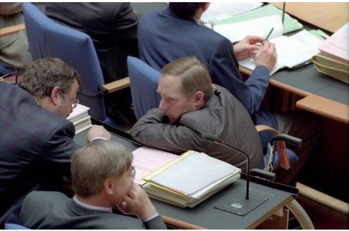 Schäuble blieb noch ein Jahr in seinem Amt als Innenminister, dann übernahm er 1991 den Vorsitz der CDU/CSU-Bundestagsfraktion. Hier ist er 1992 während einer Debatte im damals neuen Sitzungssaal des Bundestages in Bonn zu sehen.