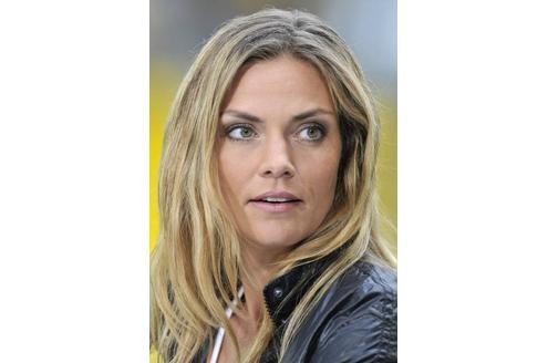 Vom Privatsender zu den Tagesthemen: Julia Scharf arbeitete 2008 beim Sportsender DSF, der jetzt Sport1 heißt. Seit 2010 moderierte die Sportjournalistin „Bundesliga PUR“ und die „SPORT1 News“. Außerdem war Scharf Field-Reporterin bei „LIGA total“ und auch häufig in der Beko-BBL unterwegs. Mittlerweile arbeite Scharf beim SWR und moderiert den Sportblock in den Tagesthemen.