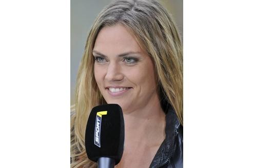 Seit 2008 arbeitet Julia Scharf beim Sportsender DSF, der jetzt Sport1 heißt. Seit Sommer 2010 moderiert die 29-Jährige „Bundesliga PUR“ und die „SPORT1 News“. Außerdem ist Scharf Field-Reporterin bei „LIGA total“ und auch häufig in der Beko-BBL unterwegs.