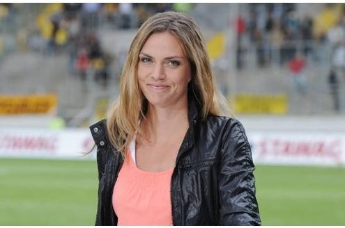 Seit 2008 arbeitet Julia Scharf beim Sportsender DSF, der jetzt Sport1 heißt. Seit Sommer 2010 moderiert die 29-Jährige „Bundesliga PUR“ und die „SPORT1 News“. Außerdem ist Scharf Field-Reporterin bei „LIGA total“ und auch häufig in der Beko-BBL unterwegs.