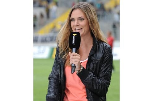 Seit 2008 arbeitet Julia Scharf beim Sportsender DSF, der jetzt Sport1 heißt. Seit Sommer 2010 moderiert die 29-Jährige „Bundesliga PUR“ und die „SPORT1 News“. Außerdem ist Scharf Field-Reporterin bei „LIGA total“ und auch häufig in der Beko-BBL unterwegs.