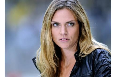 Seit 2008 arbeitet Julia Scharf beim Sportsender DSF, der jetzt Sport1 heißt. Seit Sommer 2010 moderiert die 29-Jährige „Bundesliga PUR“ und die „SPORT1 News“. Außerdem ist Scharf Field-Reporterin bei „LIGA total“ und auch häufig in der Beko-BBL unterwegs.