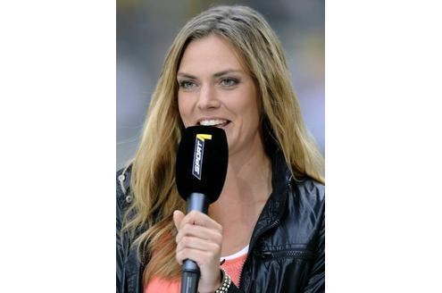Vom Privatsender zu den Tagesthemen: Julia Scharf arbeitete 2008 beim Sportsender DSF, der jetzt Sport1 heißt. Seit 2010 moderierte die Sportjournalistin „Bundesliga PUR“ und die „SPORT1 News“. Außerdem war Scharf Field-Reporterin bei „LIGA total“ und auch häufig in der Beko-BBL unterwegs. Mittlerweile arbeite Scharf beim SWR und moderiert den Sportblock in den Tagesthemen.