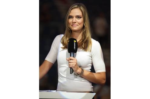 Vom Privatsender zu den Tagesthemen: Julia Scharf arbeitete 2008 beim Sportsender DSF, der jetzt Sport1 heißt. Seit 2010 moderierte die Sportjournalistin „Bundesliga PUR“ und die „SPORT1 News“. Außerdem war Scharf Field-Reporterin bei „LIGA total“ und auch häufig in der Beko-BBL unterwegs. Mittlerweile arbeite Scharf beim SWR und moderiert den Sportblock in den Tagesthemen.