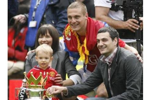Frau und Pokal... Nemanja Vidic (Manchester United, Mitte) feiert mit Ehefrau Ana Ivanovic, Söhnchen Luka und Bruder Dusan den Gewinn der englischen Meisterschaft 2009. Platz neun!