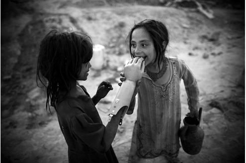 Die bitteren Folgen von Bürgerkriegen Afghanistans lautet der Titel des Bildes von Majid Saeedi, das den zweiten Preis im Wettbewerb erhielt. Es zeigt die sechsjährige Mina, die ihrer Freundin die künstliche Hand ihres Bruders zeigt. Foto: Majid Saeedi, Getty Images