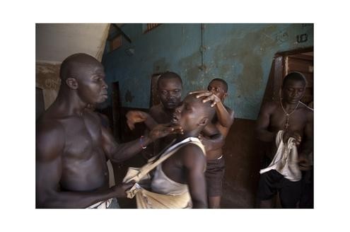 Fotograf Fernando Moleres will mit seinem Bild Gnadenlose Justiz auf die rechtliche Willkür in Sierra Leone hinweisen, wo zahllose Jugendliche ohne Prozess zu Haftstrafen verurteilt werden. Dafür erhielt er eine Ehrenvolle Erwähnung. Foto: Fernando Moleres